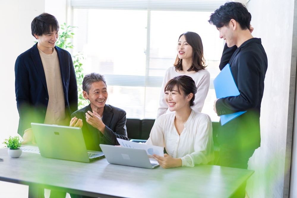 プロジェクトチームで建設的で健康的なコミュニケーションが促されている様子