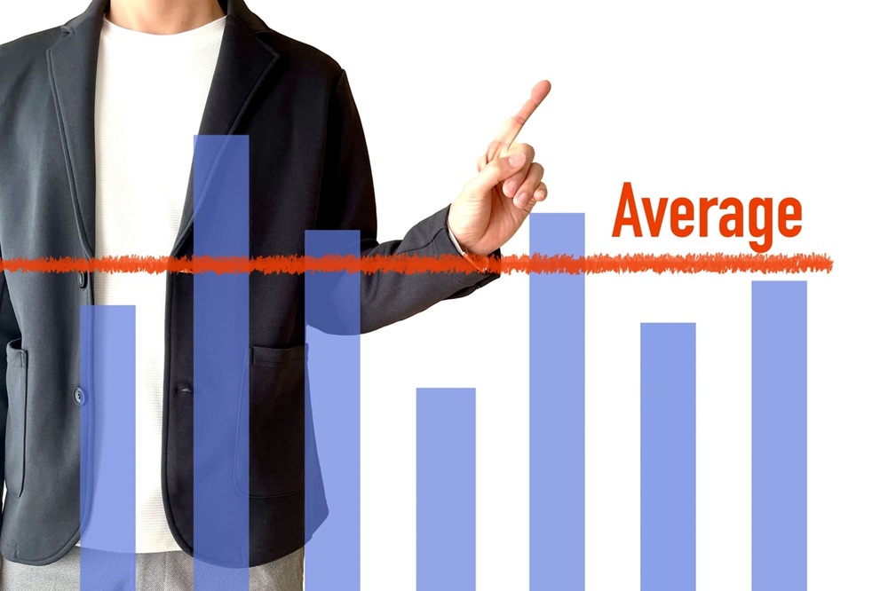 平均を紹介するビジネスマン