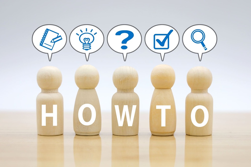 1文字ずつHOWTOと書かれた5体の木製人形、それぞれにアイコンの吹き出し