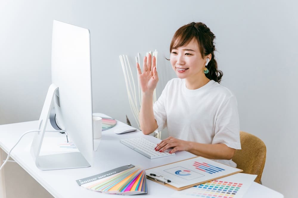 オンラインMTGをする女性WEBデザイナー