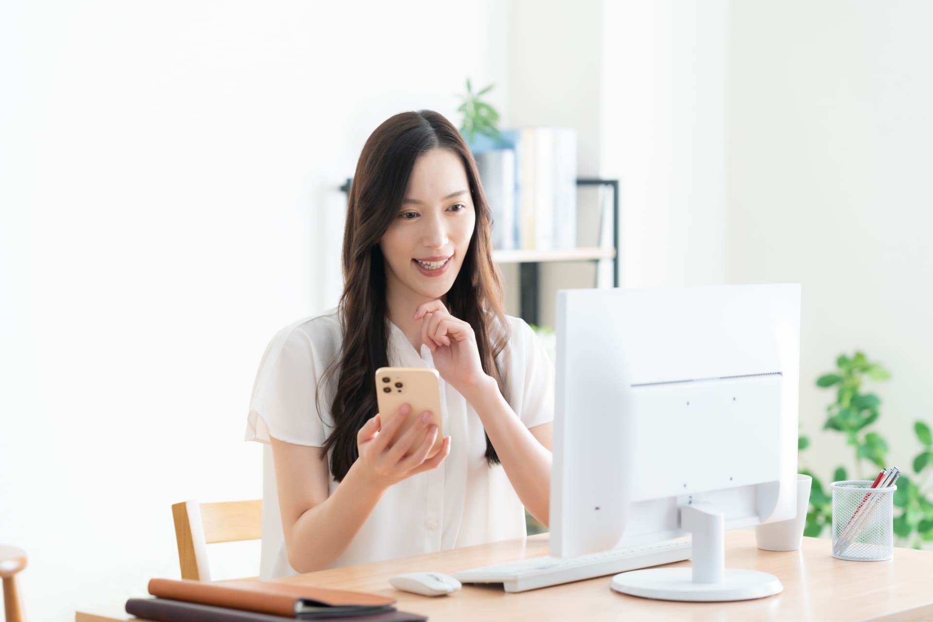 自宅でPCを前にデザインを検討しているフリーランス女性