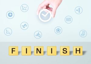 並んでいる複数のアイコンから時計のアイコンを指でつまみ出していて、下部には「FINISH」と一文字ずつ書かれた6つの正方形