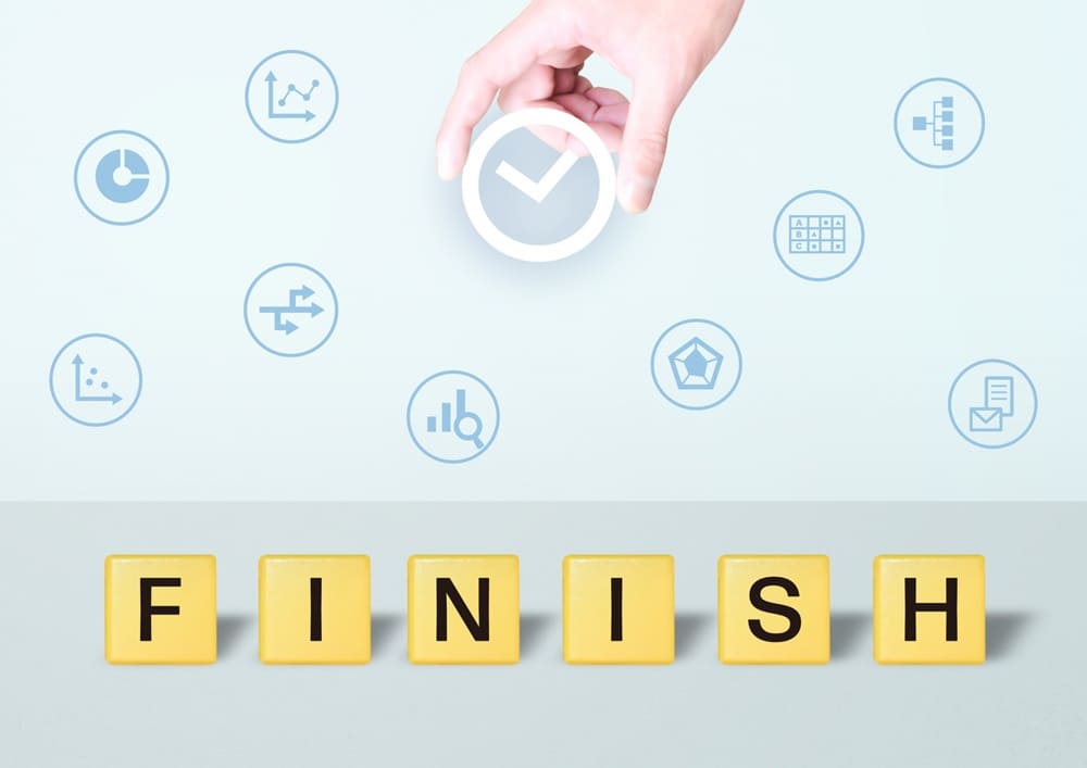 並んでいる複数のアイコンから時計のアイコンを指でつまみ出していて、下部には「FINISH」と一文字ずつ書かれた6つの正方形