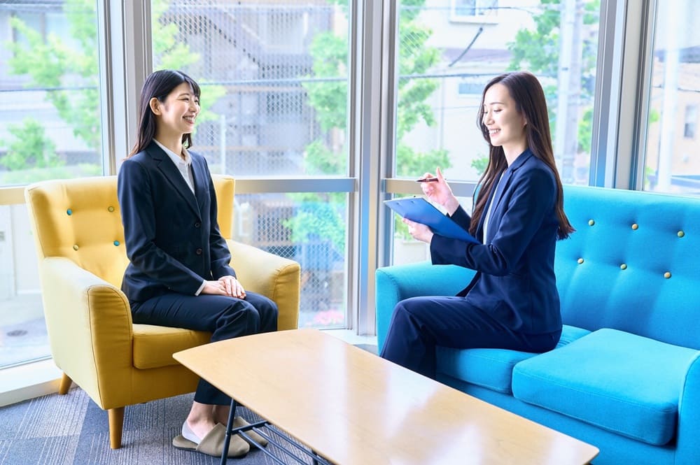 ソファに座ってwebデザイナーの面接をする面接官