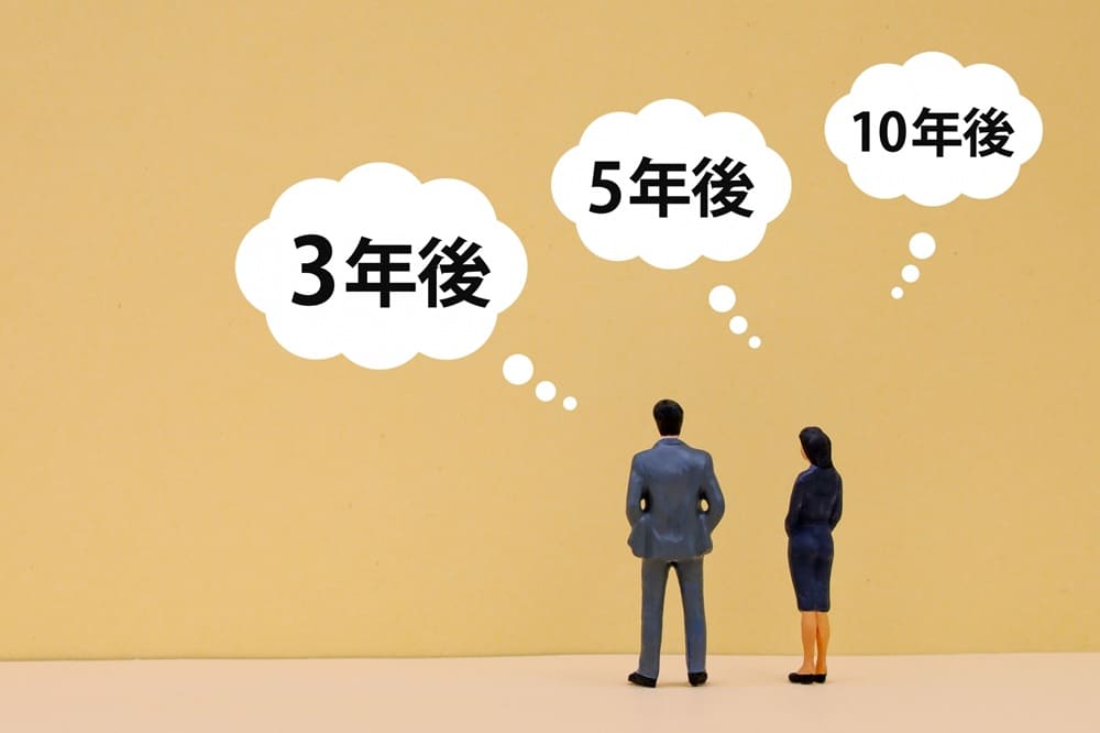 今後のキャリアプランを考える男女を模した2つの人形