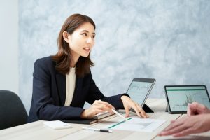 転職希望者に向き合ってアドバイスしているスーツを着た女性