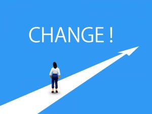 CHANGEというテキストが上部にあり真っ白な矢印が奥に伸び、その手前に立っている女性