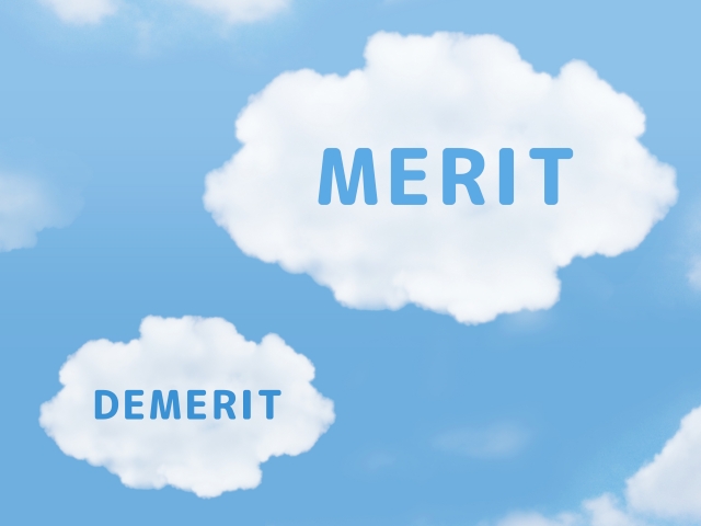 青空に浮かんでいる2つの雲にそれぞれ描かれている「MERIT」「DEMERIT」の文字