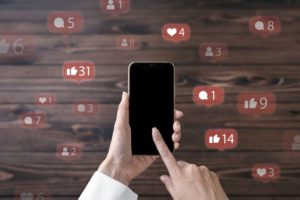 インスタでいいねやコメントがたくさんついてスマホに通知がきている