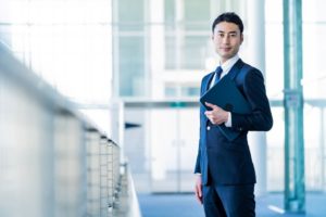 スーツを着たインスタ運用のプロフェッショナルの男性