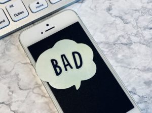 「BAD」と書かれたメモが貼られているスマホ