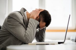 Xフォロワーが増えないで頭を抱えて悩んでいる企業担当者