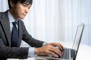 Xの運用代行でPC操作をしている男性プロマーケター