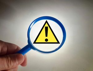 「！」のマークを虫眼鏡でアップにしている