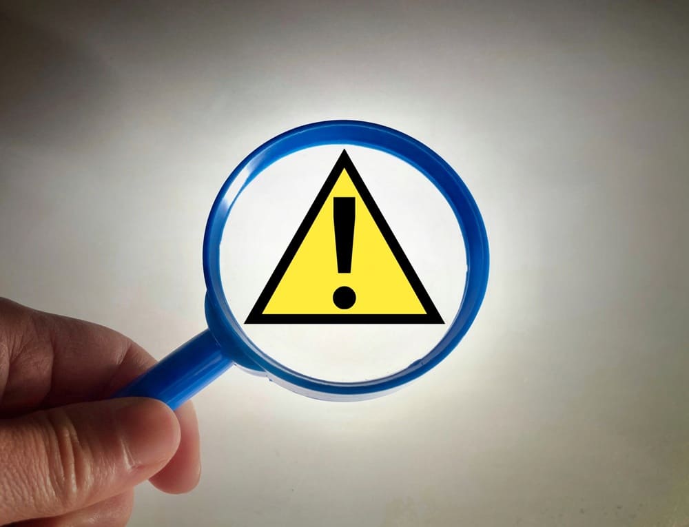 「!」のマークを虫眼鏡でアップにしている