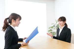 ポートフォリオを見ながら面接している面接官と求職者