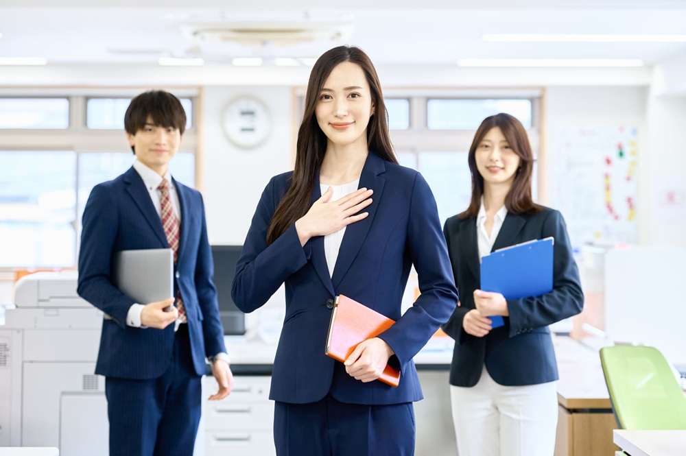 自信にあふれるスーツの3人組