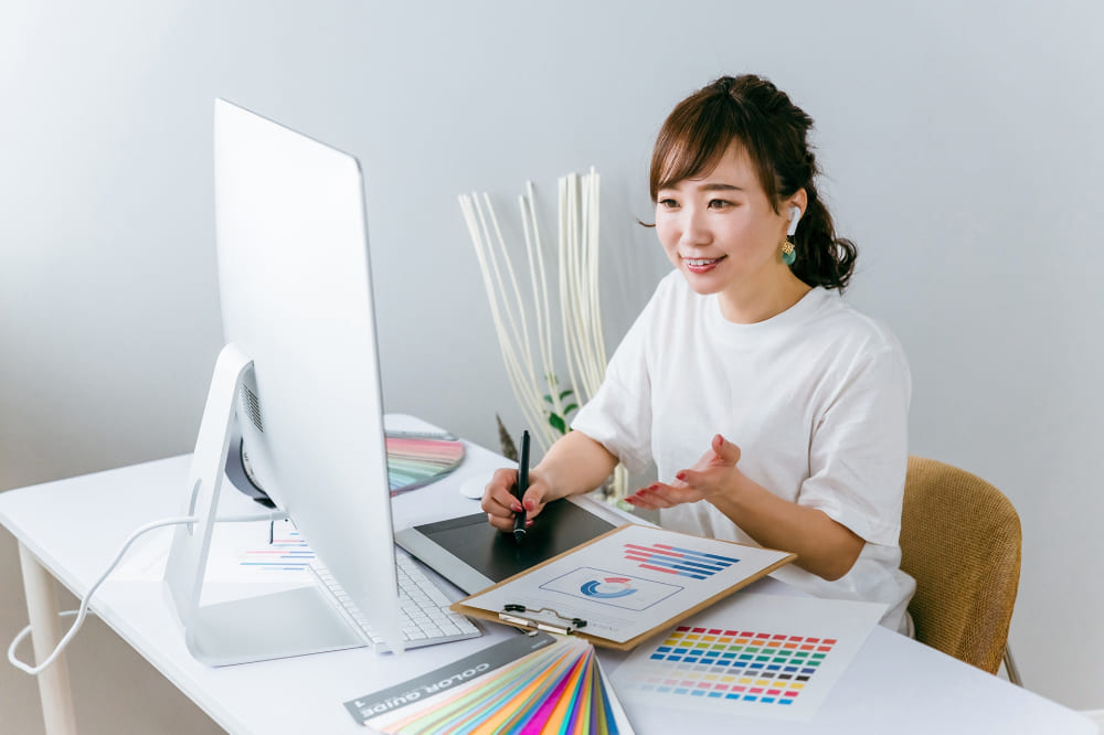 リモートで打ち合わせをする女性デザイナー