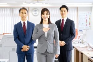 スーツを着た3人の転職エージェント