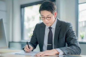 契約書を交わすメガネをかけた男性サラリーマン