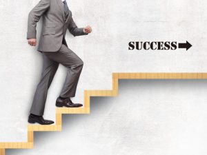 階段を上がるスーツを着た男性