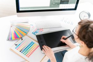 ペンタブレットとカラーパレットを用いて高品質な制作を行う、ユウクリに在籍するプロのデザイナー