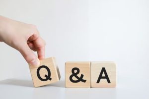 派遣活用に関するよくある質問:手で並べられた「Q&A」と書かれた木製ブロック