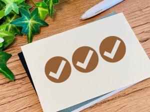 失敗しない依頼先の選び方や確認すべき条件を示す、3つのチェックマークが描かれたカード