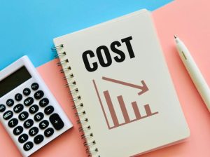 デザイン制作のコスト削減や費用を抑えるコツを表現した、COSTと書かれたノートと電卓