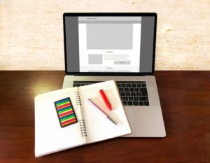 パソコンでポートフォリオを作っている様子