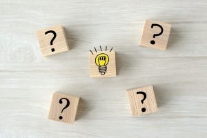 中央にひらめきマークが描かれているブロックとそれを囲んでいるはてなマークの4つのブロック