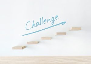 「CHALLENGE」の文字と宙に浮いている階段
