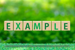 EXAMPLEと書かれた木製のブロック