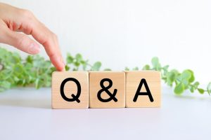 「Q&A」と書かれた木製のブロック