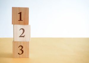 1と2と3が印字されたブロックが積み上がって左側に寄せられている