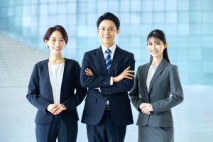 横並びに立つ3人のビジネスマン