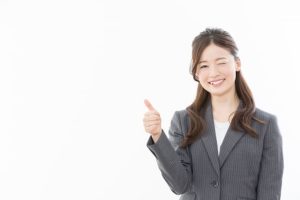 グッドポーズでウィンクをする女性