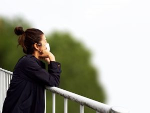 橋から風景を眺める女性