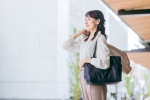派遣クリエイターとして定時退社し、笑顔で帰宅する女性