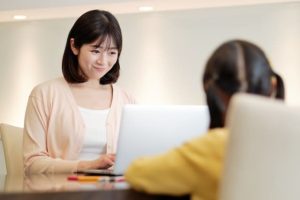 子育てと仕事を両立するママクリエイターがノートPCで仕事をする様子